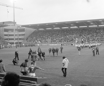 885063 Afbeelding van de opkomst van het arbitrale trio tijdens de feestelijke opening van het nieuwe stadion ...